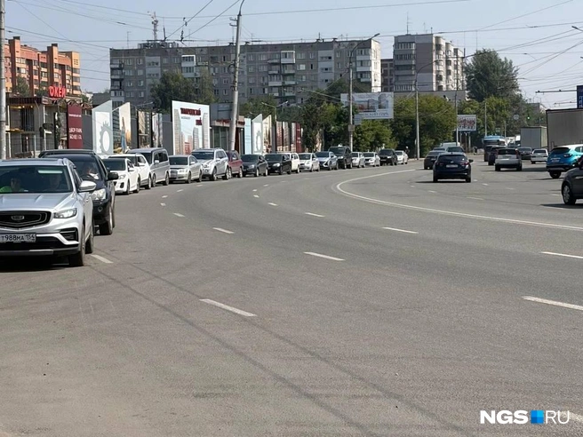 Очередь на «Газпром» на Сухарной | Источник: Настасья Медведева / NGS.RU