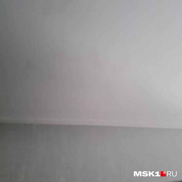 На потолке видны следы протечки | Источник: Арина Майорова / MSK1.RU