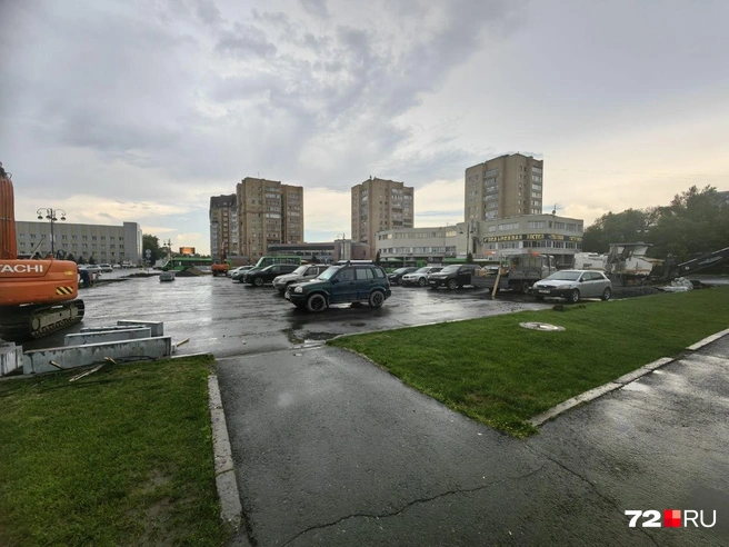 Речь идет именно об этой парковке. Сейчас здесь идут строительные работы, но кто-то всё же оставил свой автомобиль  | Источник: Павел Красоткин / 72.RU 