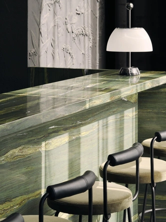 Настольные светильники на баре&nbsp;— Alfa от Artemide | Источник: Дмитрий Цыренщиков