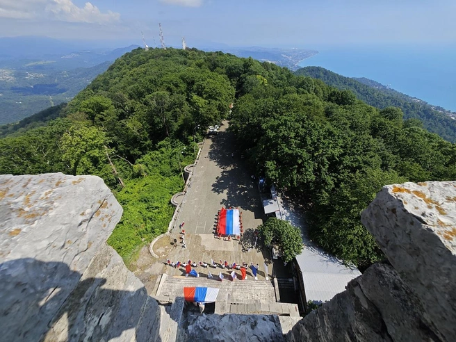 Триколор развернули на горе Большой Ахун  | Источник: sochi.ru