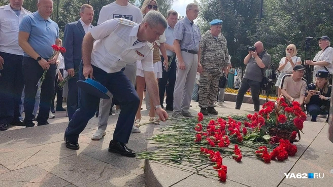 День ВДВ в Рязани начался с возложения цветов и минуты молчания на площади Маргелова | Источник: Кристина Мельникова