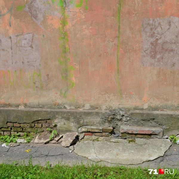 Видны трещины на фасаде дома | Источник: Улитов Максим / 71.RU