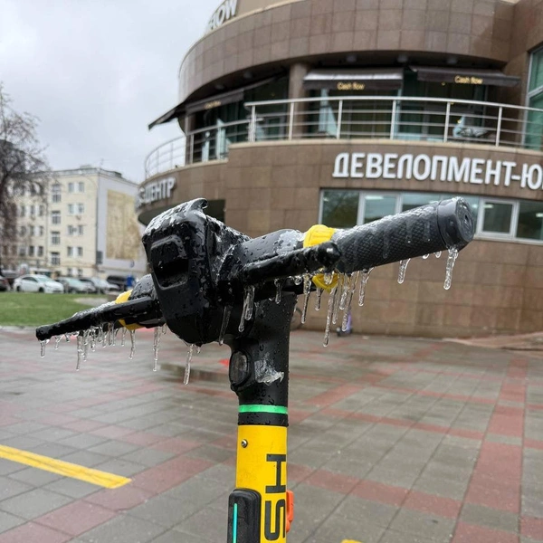 Все дороги во льду, град бьет по голове. Как Екатеринбург переживал непогоду — онлайн | Источник: Ирина Шутько / E1.RU