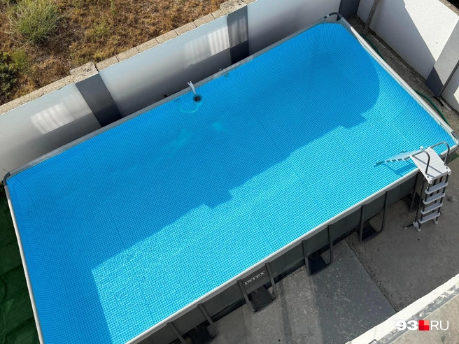 В отеле за 2000 рублей в сутки даже был бассейн | Источник: Валерия Дульская / 93.RU