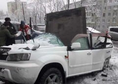 Чудесное спасение попало на видео – бетонная плита разрубила авто, а водитель отскочил за секунду