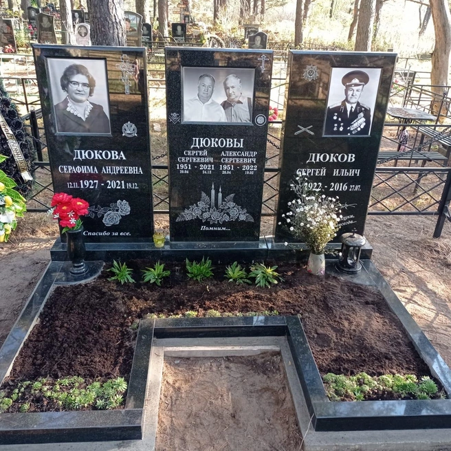 Сейчас они похоронены на одном участке, рядом с родителями | Источник: предоставила Татьяна Якушина