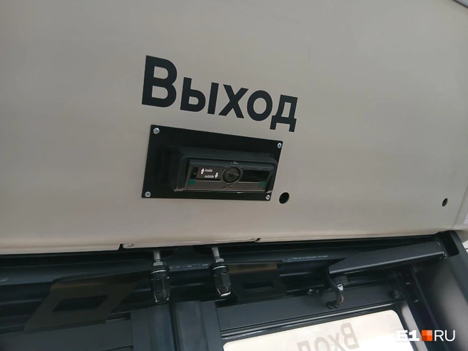 Эти датчики над дверями подсчитывают вошедших пассажиров, а потом число можно соотнести с количеством купленных билетов  | Источник: Роман Марьяненко / E1.RU