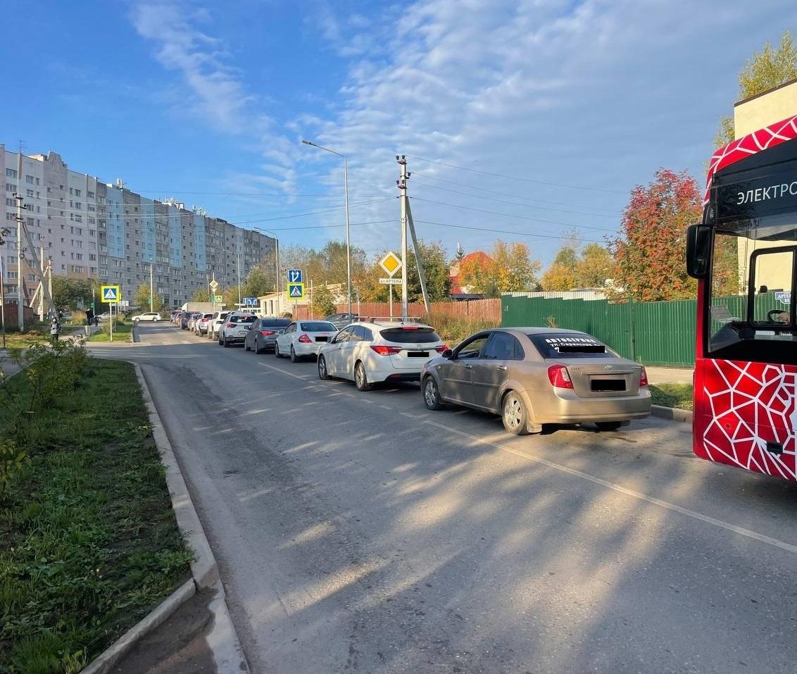 «Утром в пробке проводишь больше получаса, вечером история повторяется»: жители ЖК «Погода» жалуются на выезды