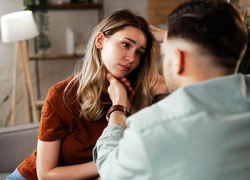 Внушает любовь: 7 способов, которыми мужчина-нарцисс «дрессирует» своих жертв