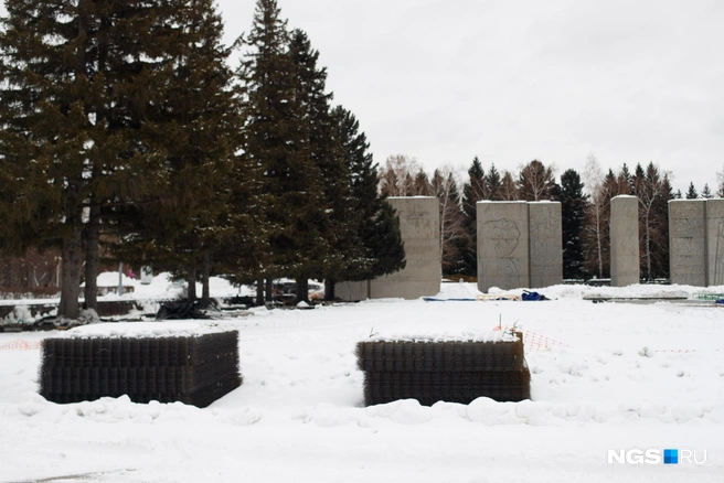 На основной площадке Монумента должны уложить мозаичное покрытие из более чем 600 новых плит | Источник: Андрей Бортко / NGS.RU