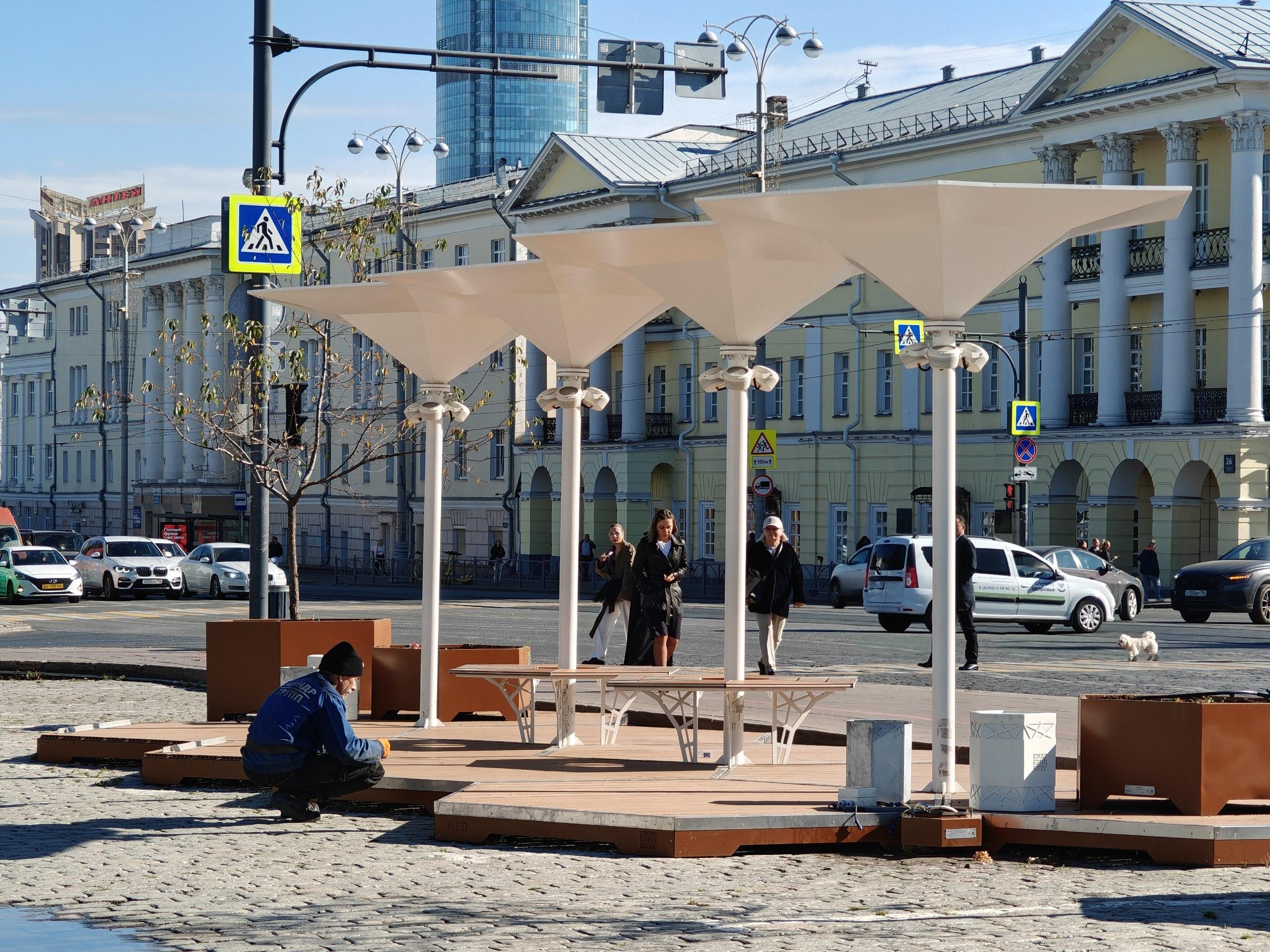 В Екатеринбурге начали разбирать теннисную площадку в центре города. Ее критиковал депутат