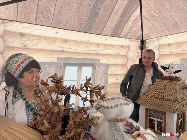В этой палатке встретились белорусское и казахское подворья | Источник: Николай Сальников / 56.RU