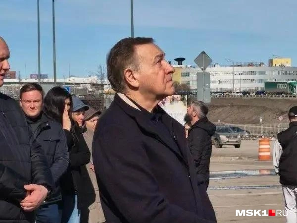 Владелец «Крокус Сити Холла» Араз Агаларов возложил траурный венок к месту трагедии | Источник: Михаил Мечев / MSK1.RU