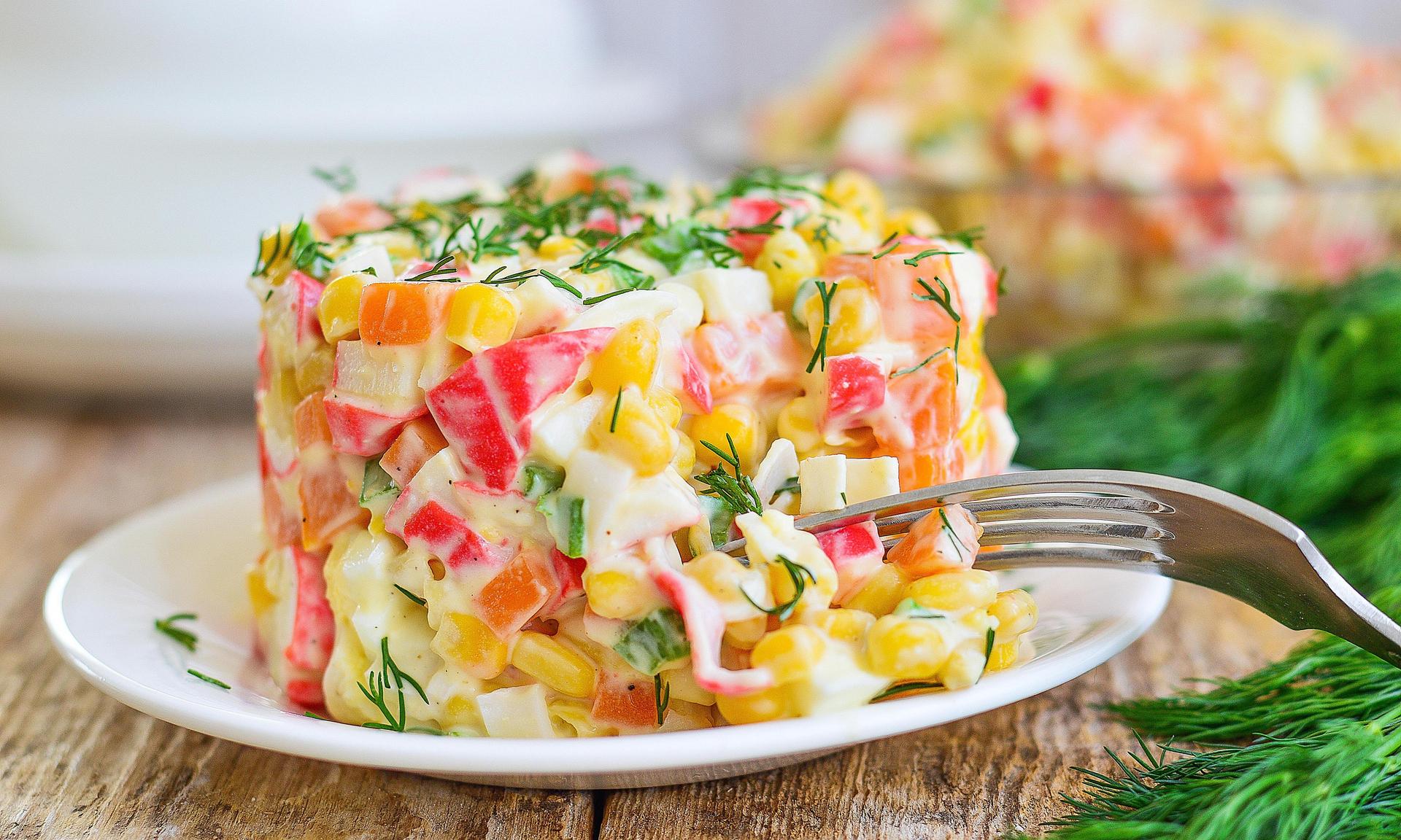 Простой салат с крабовыми палочками и сладкой кукурузой – пошаговый рецепт приготовления с фото