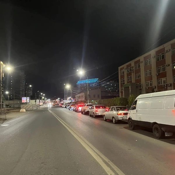 Несмотря на то что время близится к полуночи, люди надеются заправиться | Источник: Светлана Коновалова / YA62.RU