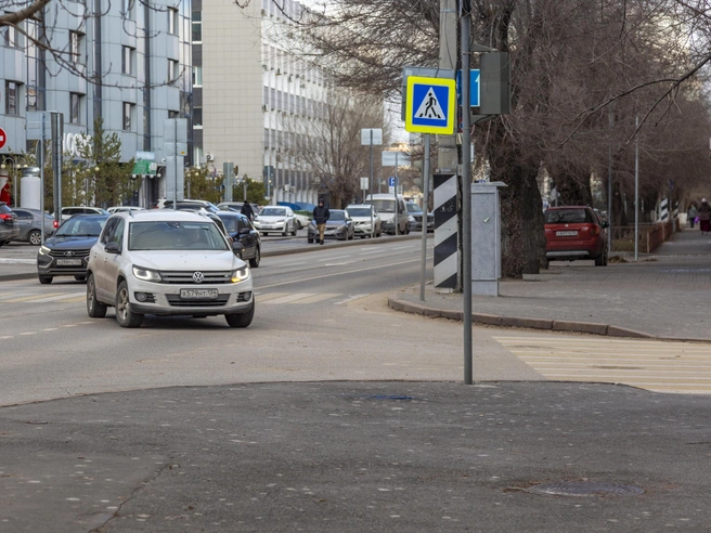 Перекресток в центре Волгограда, где водители рискуют получить штраф или лишение прав. | Источник: Константин Завриков / V1.RU