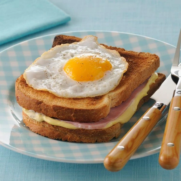 Французский тост с сыром и яйцомСытный завтрак, который подойдет тем, кому нужен мощный заряд энергии с раннего утра.Рецепты разных завтраков с яйцом читайте по ссылке.