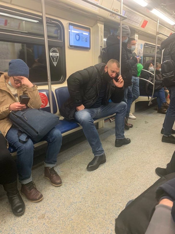 Фото №1 - На Reddit обсуждают пассажира московского метро