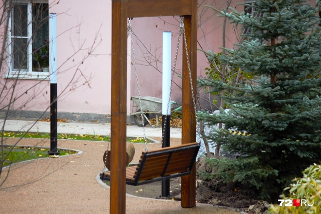 Поставили качели. Традиционное обустройство для любого нового тюменского сквера  | Источник: Павел Красоткин / 72.RU 