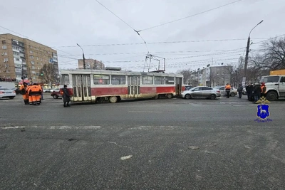 В Самаре легковушка выбила трамвай с рельсов у ТЦ «Аврора»