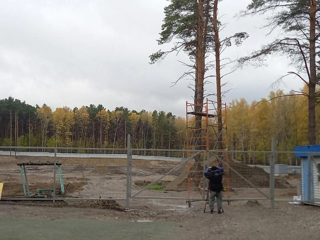 Сейчас участок в «Сосновом бору» стоит пустым: вся техника вывезена после начала проверок прокуратуры и СК | Источник: Денис Катаев