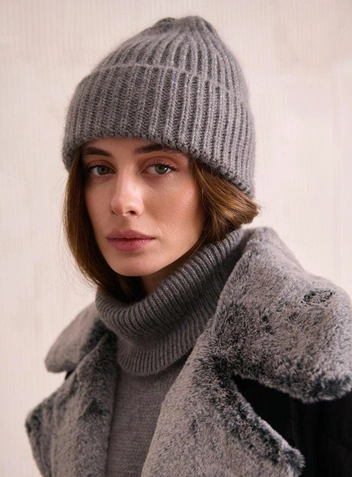 Оптимальный вариант&nbsp;— шапка среднего объема и средней вязки в базовом графитовом оттенке | Источник: ru.pinterest.com