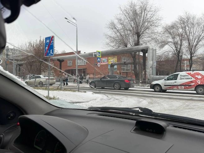 Переход оборудован множеством дорожных знаков, но это не предотвратило несчастный случай | Источник: читатель 74.RU