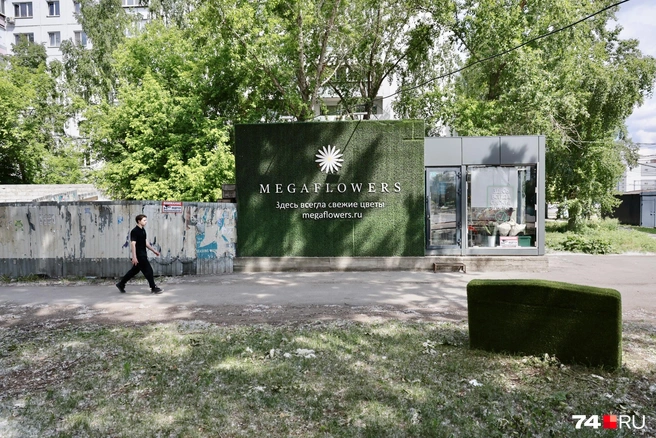 К долгострою недавно переехал цветочный павильон | Источник: Наталья Лапцевич