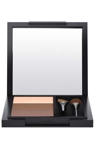 Набор для бровей Great Brows, M.A.C Три оттенка теней ─ приглушенный светлый брюнет/приглушенный темный брюнет/мерцающий нежно-персиковый (хайлайтер) ─ и две кисти для макияжа бровей.