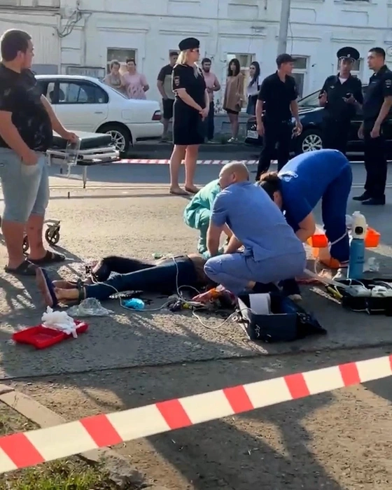 Врачи пытались помочь Екатерине Карась&nbsp;— фото сделано на месте происшествия буквально через полчаса после нападения на девушку | Источник: читатель 63.RU 
