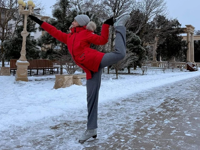 На набережной появился незапланированный каток | Источник: @fesenko_yulia / instagram (экстремистская организация, деятельность запрещена на территории РФ)