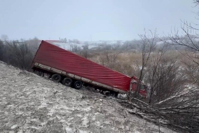 Фура в овраге остановила движение в Волгограде