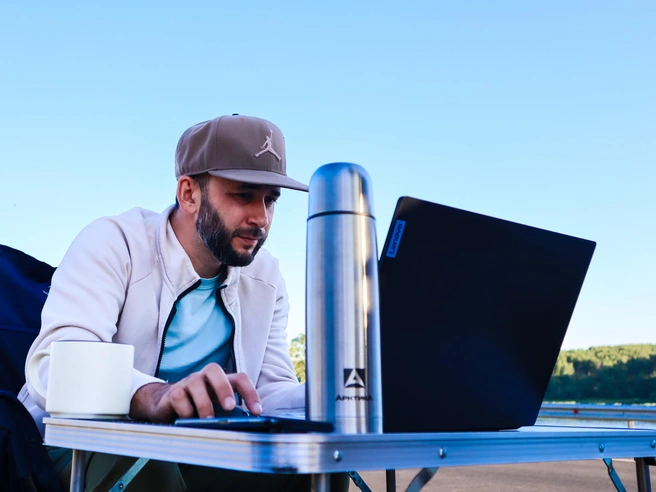 Вот в таких условиях иногда приходится работать Артему | Источник: Ангелина Жернакова