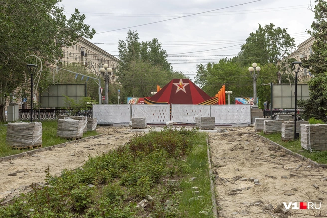 Часть тротуарной плитки уже снято, и завезли новую — с виду практически не отличающуюся от прежней | Источник: Константин Завриков / V1.RU