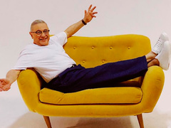 73-летний Евгений Петросян чувствует себя молодым и носит укороченные брюки и кеды на босу ногу