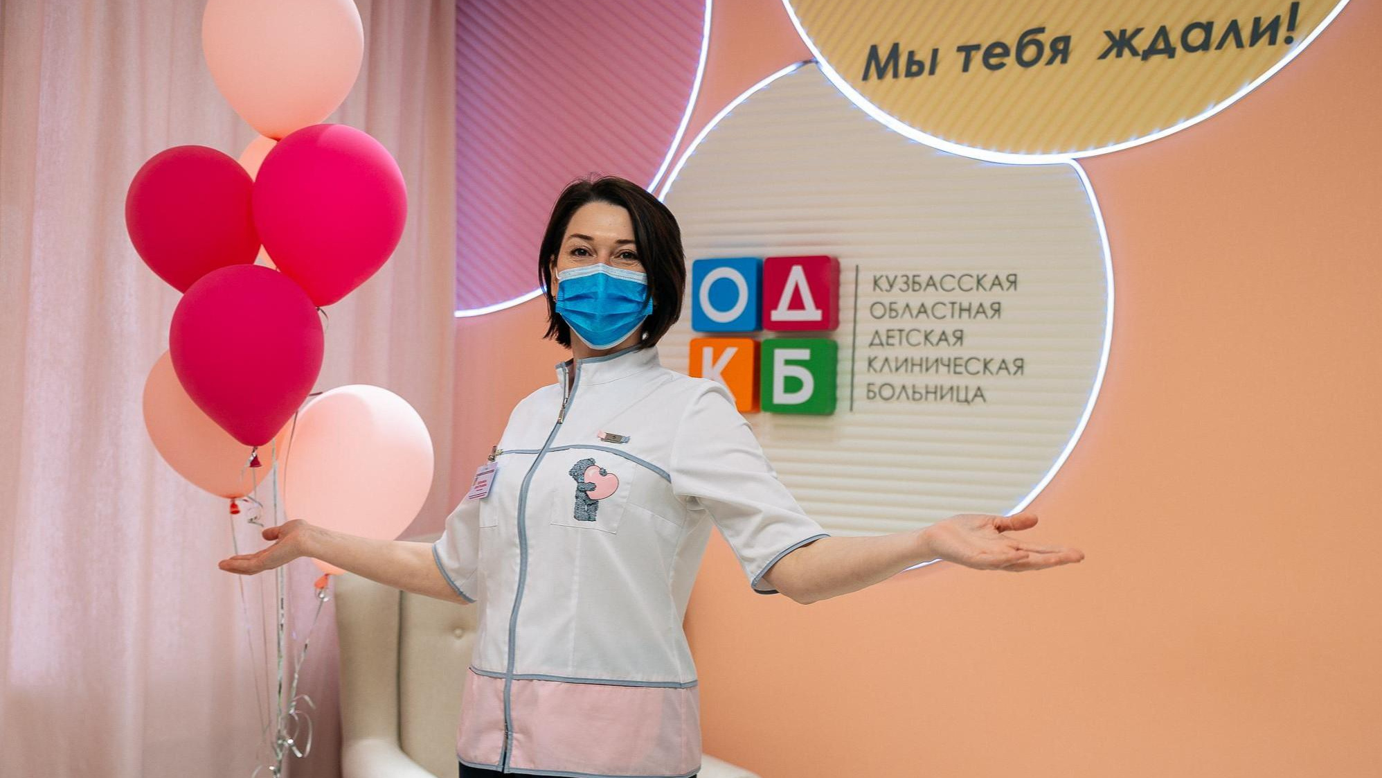 «Стараемся ориентировать семью на роды, поэтому мама и папа везде вместе»: как устроен старейший роддом в Кемерове