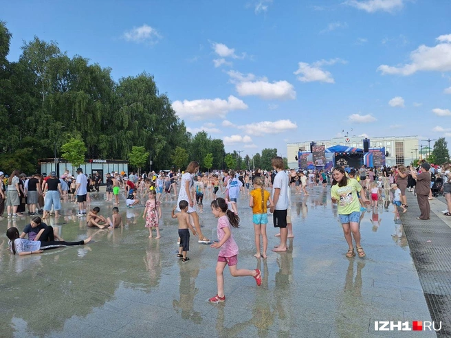 Фонтан на Центральной площади неизменно является местом притяжения для всех детей Ижевска | Источник: Юлия Дёмина / IZH1.RU