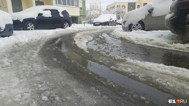 Во дворах всё очень плохо | Источник: читатель E1.RU