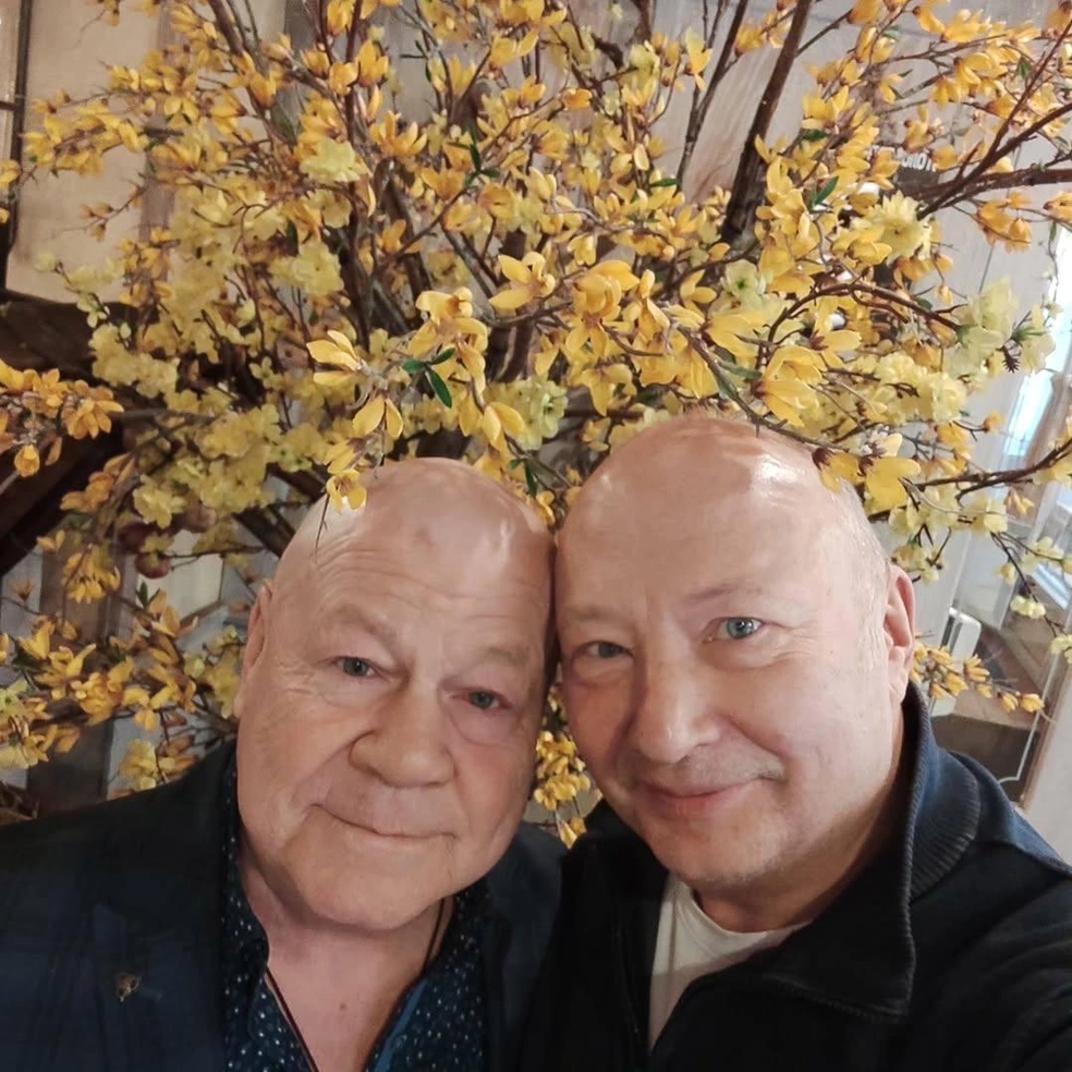 С Сергеем Селиным Юрий Гальцев познакомился не на съемках ментовских сериалов, а еще будучи абитуриентами. «Ты сам потом говорил: „Чудак чудака видит издалека“», — вспоминает Гальцев, обращаясь к другу. | Источник: Юрий Гальцев | Канал / T.me