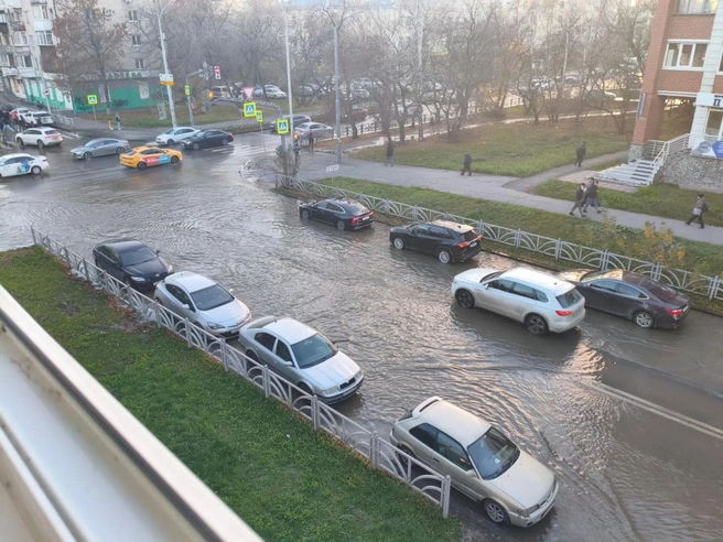 В Екатеринбурге затопило перекресток | Источник: читатель E1.RU