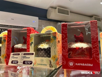 Модный килограммовый кулич из пекарни в центре Москвы с петушком или гнездышком яиц — 1,27 рубля за грамм | Источник: Анастасия Харитонова / MSK1.RU