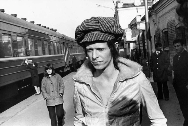 Далекий 1973-й год. Легенда британской рок-музыки Дэвид Боуи на тюменском вокзале по пути с гастролей в Японии | Источник: Pastvu.com