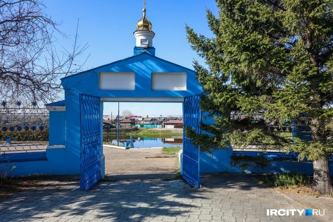 Пруд прямо на выходе из храма | Источник: Ксения Филимонова / «ИрСити»