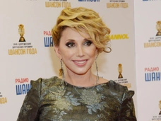 Накидка с бахромой, меховые туфли на каблуке и гольфы: Елена Воробей удивила эпатажным образом