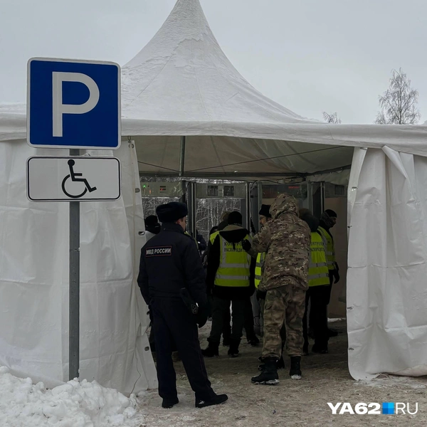 Чтобы пройти на территорию, нужно показать сумку | Источник: Виктория Улитова / YA62.RU