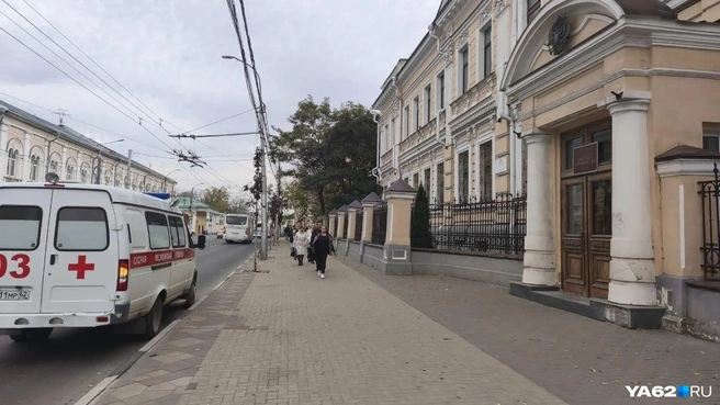 Виновника доставили в суд на автомобиле скорой помощи | Источник: Светлана Коновалова / YA62.RU