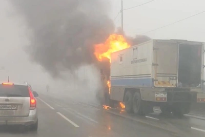 Горящий грузовик парализовал движение в Волгограде