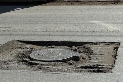 На улице Фрунзе в Омске исчез асфальт у колодцев