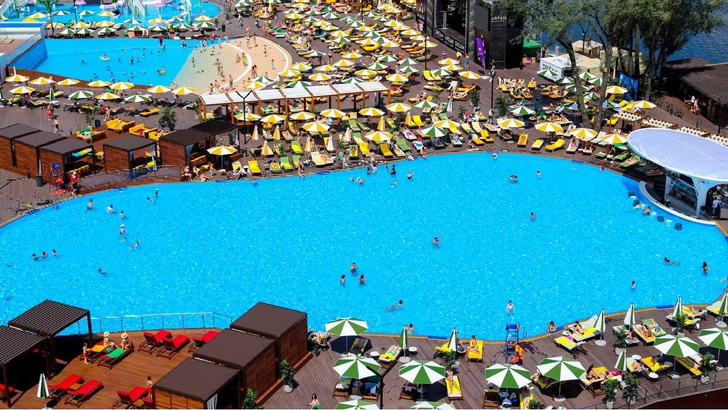 Пляжный клуб с бассейнами на «Острове мечты» откроет летний сезон 1 июня
